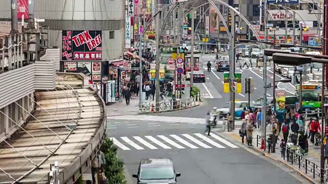 在新宿区，一群人穿过马路视频下载