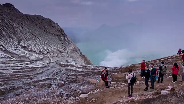 印度尼西亚东爪哇卡瓦伊真火山日出时的时间流逝。视频素材