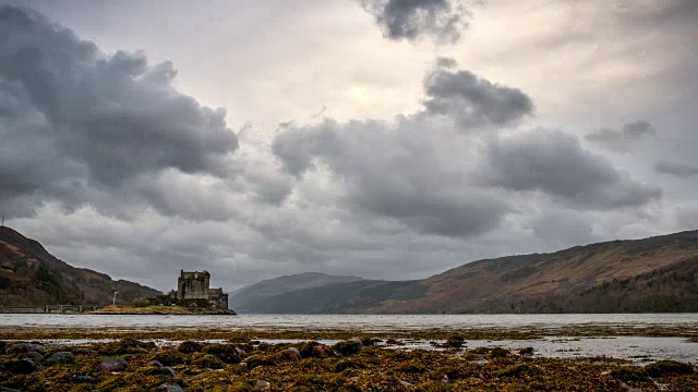 Eilean Donan Castle上空的戏剧性云彩视频素材