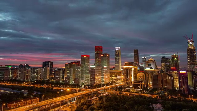 T/L PAN鸟瞰图北京天际线在黎明，夜晚到白天的过渡视频素材