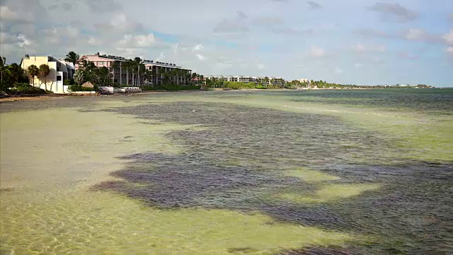 佛罗里达基韦斯特海岸的海滨酒店和绿松石般的海水视频素材