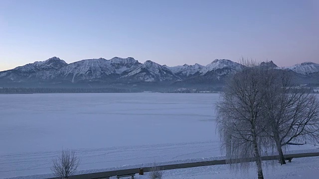 冬天的Hopfensee湖，位于德国巴伐利亚州斯瓦比亚的阿尔格乌的Fuessen附近的Hopfen am See视频素材