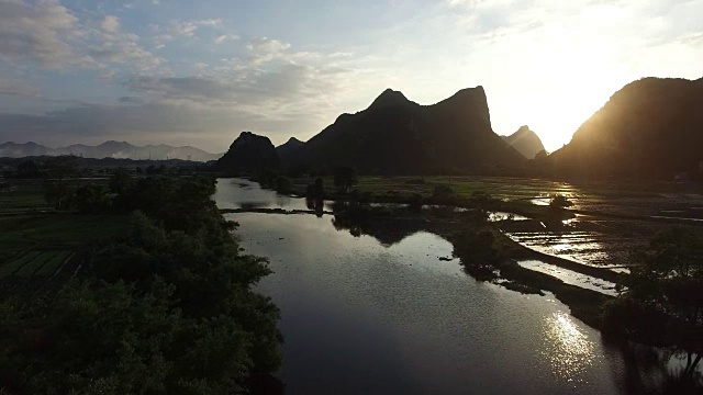 农田和喀斯特地貌黄昏，兴平，阳朔，中国桂林视频素材