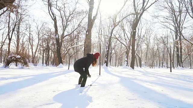 快乐的女人在雪地里玩耍。视频素材