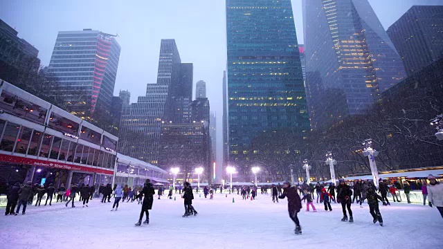 2017年1月10日圣诞假期，人们在纽约布莱恩特公园享受着大雪中的滑冰。视频素材