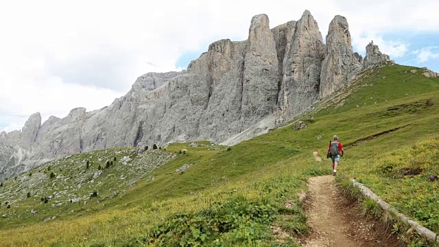 慢镜头老年人徒步登山视频素材