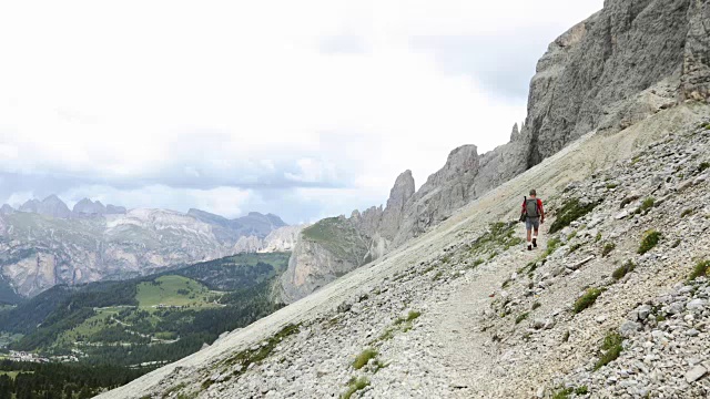 慢镜头老年人徒步登山视频素材