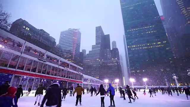 2017年1月10日圣诞假期，人们在纽约布莱恩特公园享受着大雪中的滑冰。视频素材