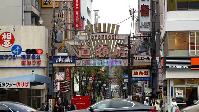 在大阪的南波街市场，人们拥挤不堪视频素材