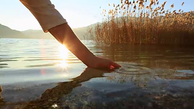 人们用手从山上的湖泊中舀取淡水视频素材