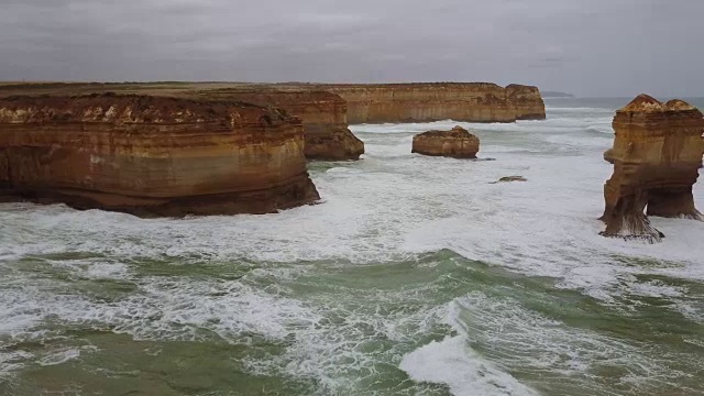 鸟瞰图的石灰岩形成湖阿德峡谷东部，12使徒，伟大的海洋路，维多利亚视频素材