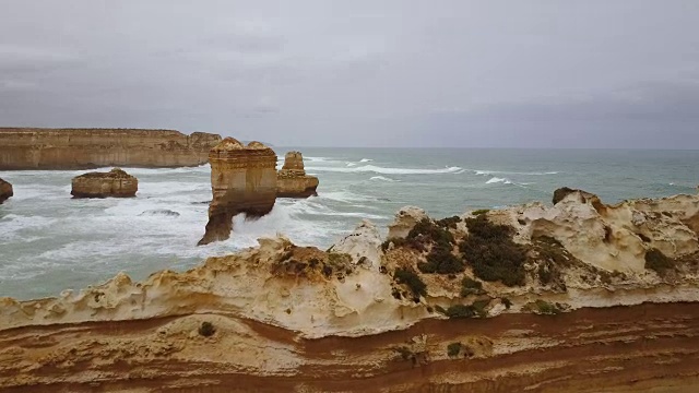 鸟瞰图的石灰岩形成湖阿德峡谷东部，12使徒，伟大的海洋路，维多利亚视频素材