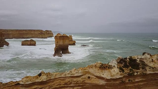 鸟瞰图的石灰岩形成湖阿德峡谷东部，12使徒，伟大的海洋路，维多利亚视频素材