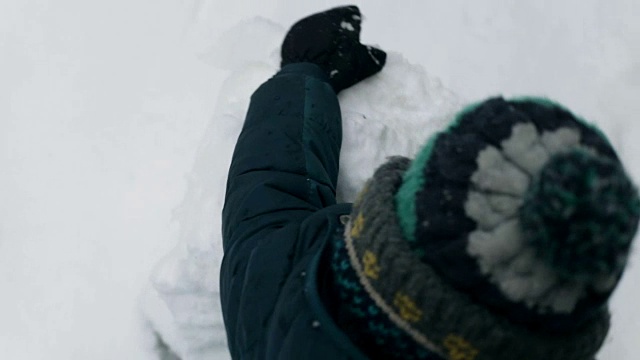 孩子们在打雪仗，堆雪人，在雪中嬉戏视频素材