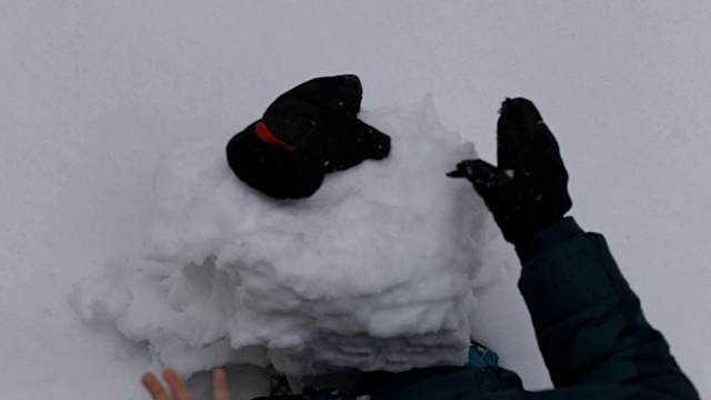 孩子们在打雪仗，堆雪人，在雪中嬉戏视频素材