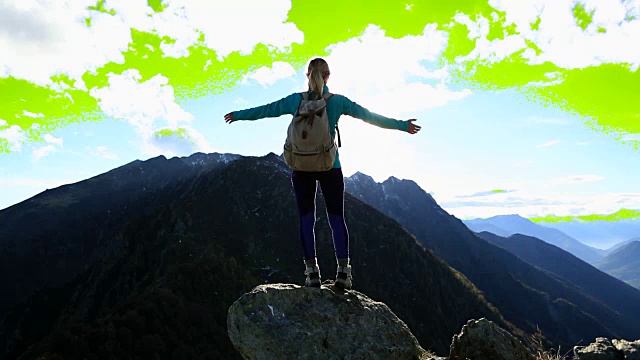 年轻女子徒步到达山顶，伸开双臂视频素材