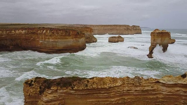 鸟瞰图的石灰岩形成湖阿德峡谷东部，12使徒，伟大的海洋路，维多利亚视频素材