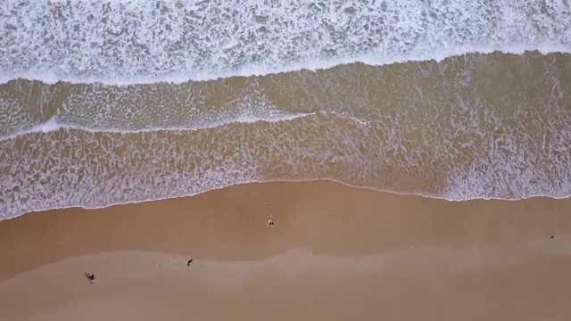 鸟瞰在阿波罗湾海滩的一个女人，伟大的海洋路，澳大利亚维多利亚州视频素材