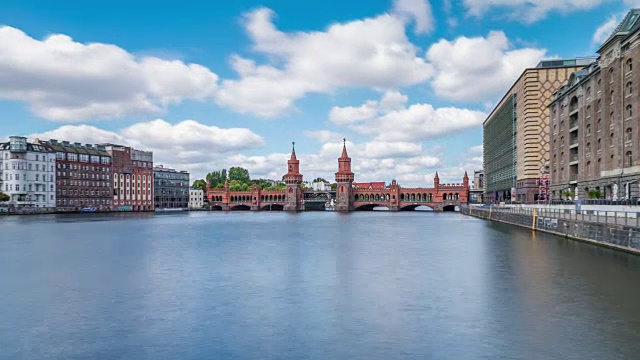 Oberbaumbruecke柏林Timelapse Zoom在夏天与施普雷河，火车和云动态视频素材