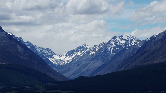 时光流逝——新西兰奥拉基国家公园的雪山视频素材