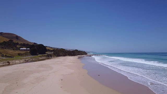 空海滩的鸟瞰图在阿波罗湾，伟大的海洋路，澳大利亚维多利亚州视频素材