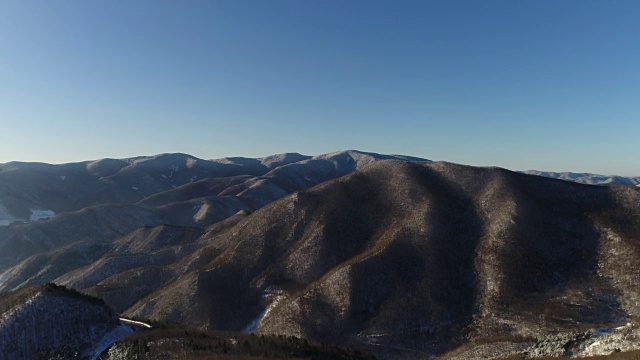 韩白山(江原道省东部最高的山)雪景鸟瞰图视频素材