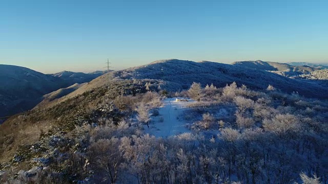 韩白山(江原道省东部最高的山)雪景鸟瞰图视频素材