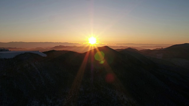 日出时汉白山(江原道省东部最高的山)雪的鸟瞰图视频素材