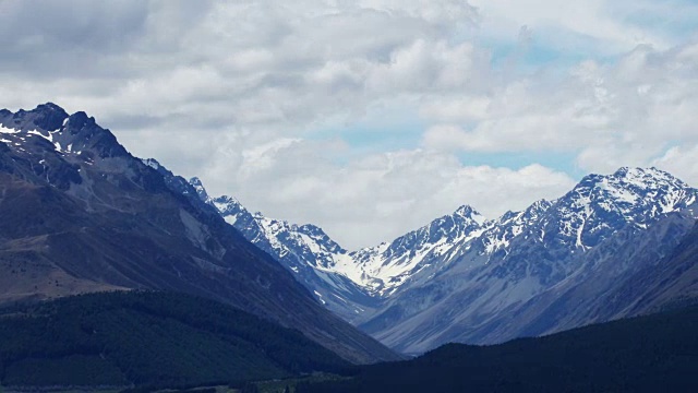 时光流逝——新西兰奥拉基国家公园的雪山视频素材