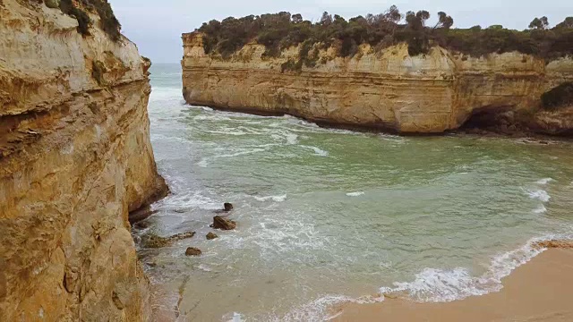 阿德湖峡谷鸟瞰图，12使徒，伟大的海洋路，维多利亚视频素材