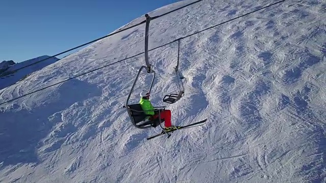 冬季假期，滑雪者在椅子上滑雪升降机无人机视图视频素材