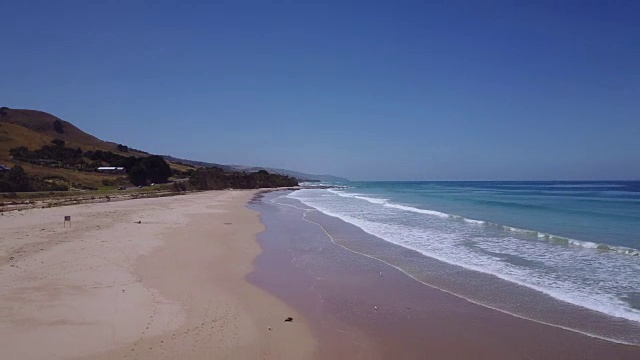 空海滩的鸟瞰图在阿波罗湾，伟大的海洋路，澳大利亚维多利亚州视频素材