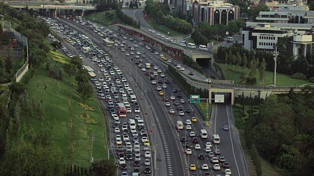 伊斯坦布尔多车道公路上的交通状况视频素材