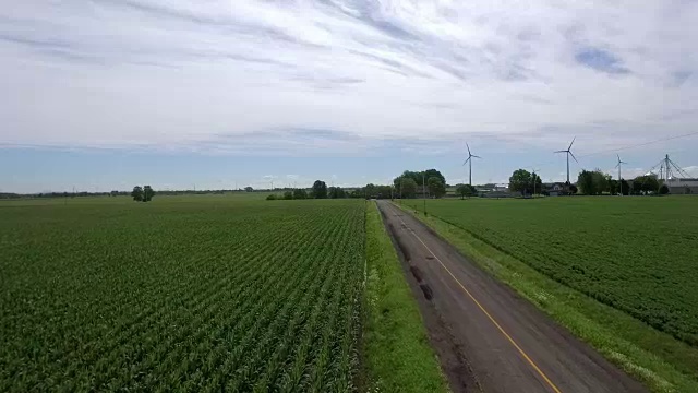 沿着乡村公路和风车滑行视频素材