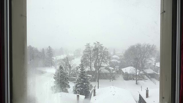 从公寓大楼的窗户看到的城市地区的暴风雪——多伦多，加拿大视频素材