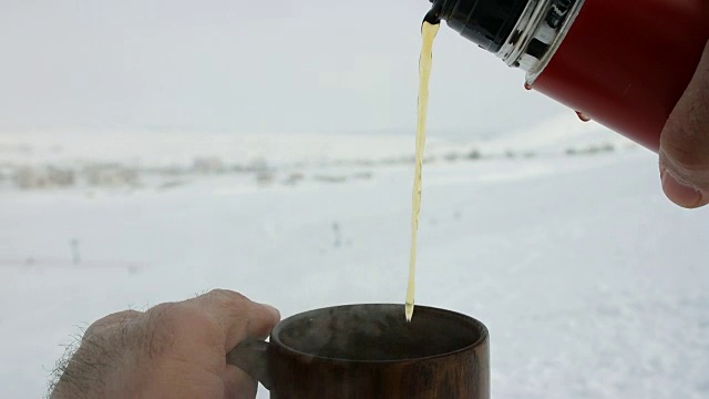 滑雪道上的热茶和大咖啡杯视频下载