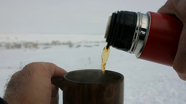 滑雪道上的热茶和大咖啡杯视频下载