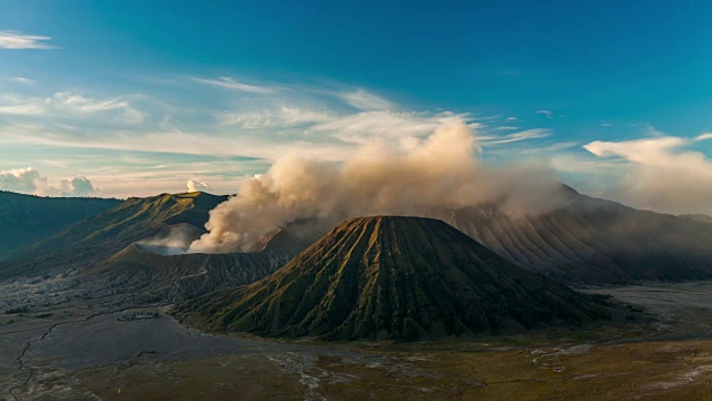 印度尼西亚东爪哇的布罗莫火山的日出。视频素材