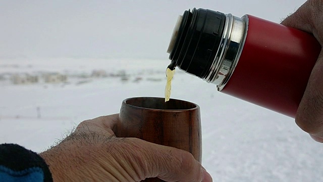 滑雪道上的热水瓶和小茶杯视频下载