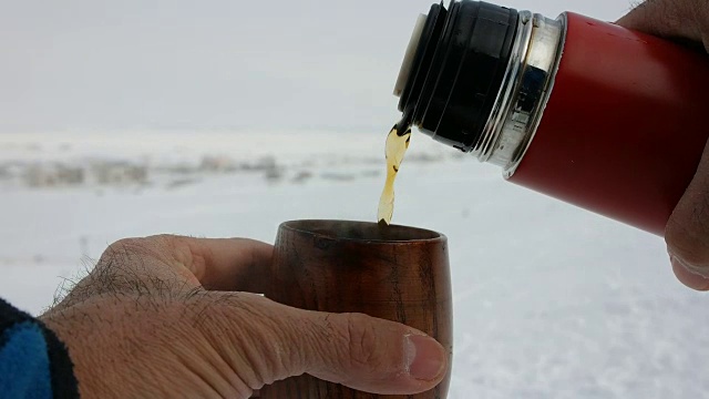 滑雪道上的热水瓶和小茶杯视频下载