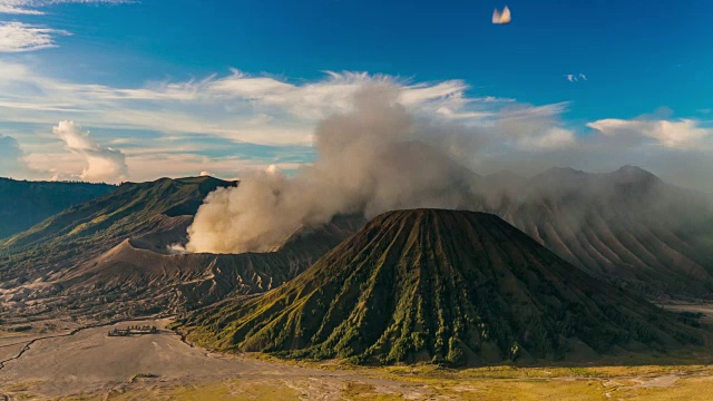 印度尼西亚东爪哇的布罗莫火山的日出。视频素材