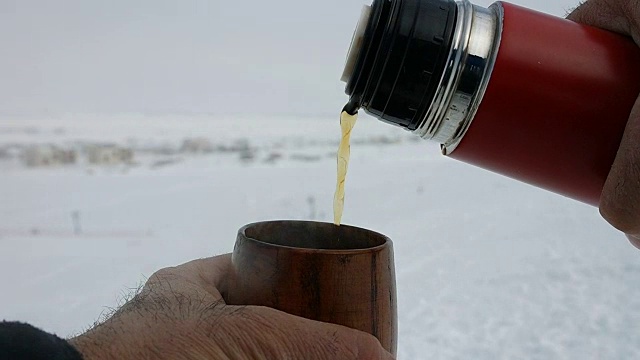 滑雪道上的热水瓶和小茶杯视频下载