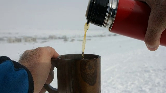 滑雪道上的热茶和大咖啡杯视频下载