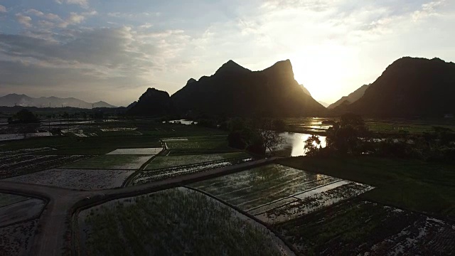 农田和喀斯特地貌黄昏，兴平，桂林视频素材