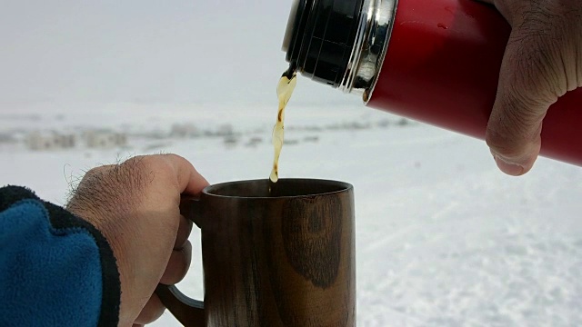 滑雪道上的热茶和大咖啡杯视频下载