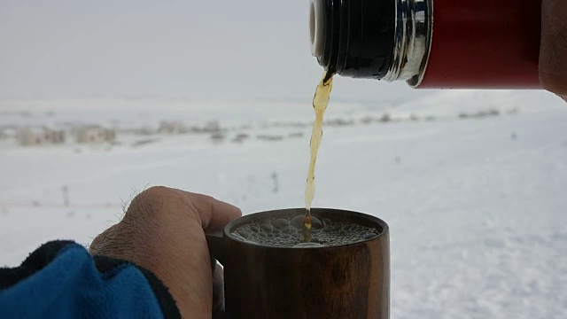 滑雪道上的热茶和大咖啡杯视频下载