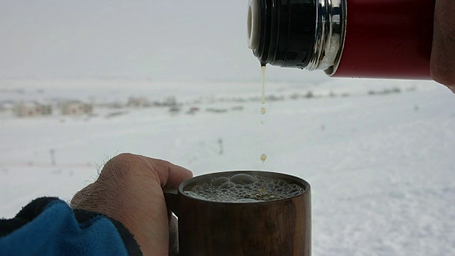 滑雪道上的热茶和大咖啡杯视频下载