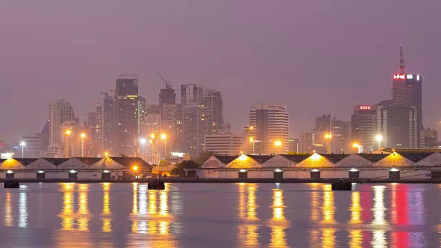 从白天到夜晚:港口和城市景观。视频素材