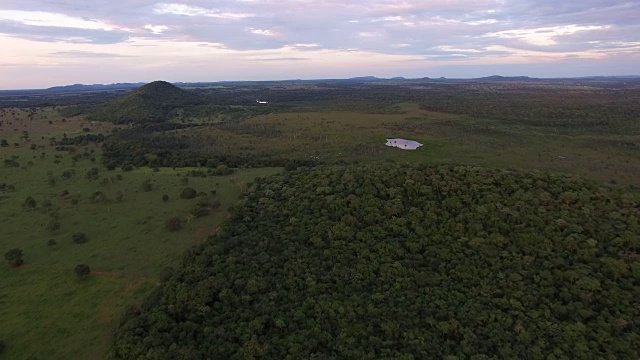 日落时农田的鸟瞰图视频素材