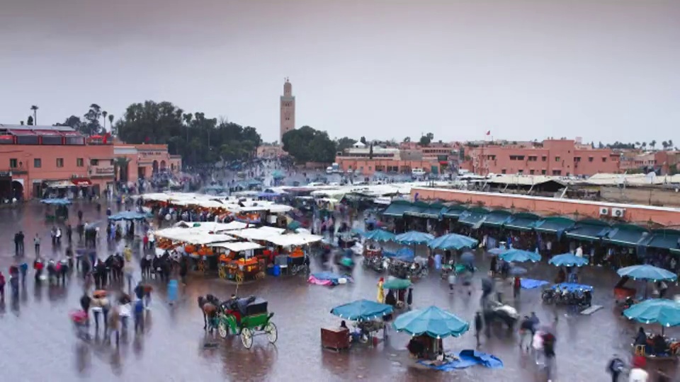 在马拉喀什的一个雨天，购物者们在Djemaa el-Fna市场四处走动。视频素材